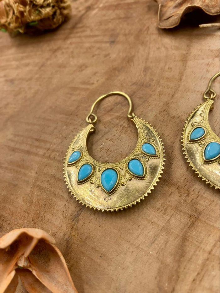 Boucles d’oreilles créoles en laiton Indien avec imitation pierres de Turquoise - photo numéro 3