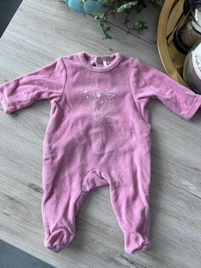 Lot de 2 pyjamas / grenouillères manches longues en velour taille 1 mois - photo numéro 2