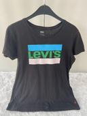 T Shirt noir Levis Taille S. Tres bon état