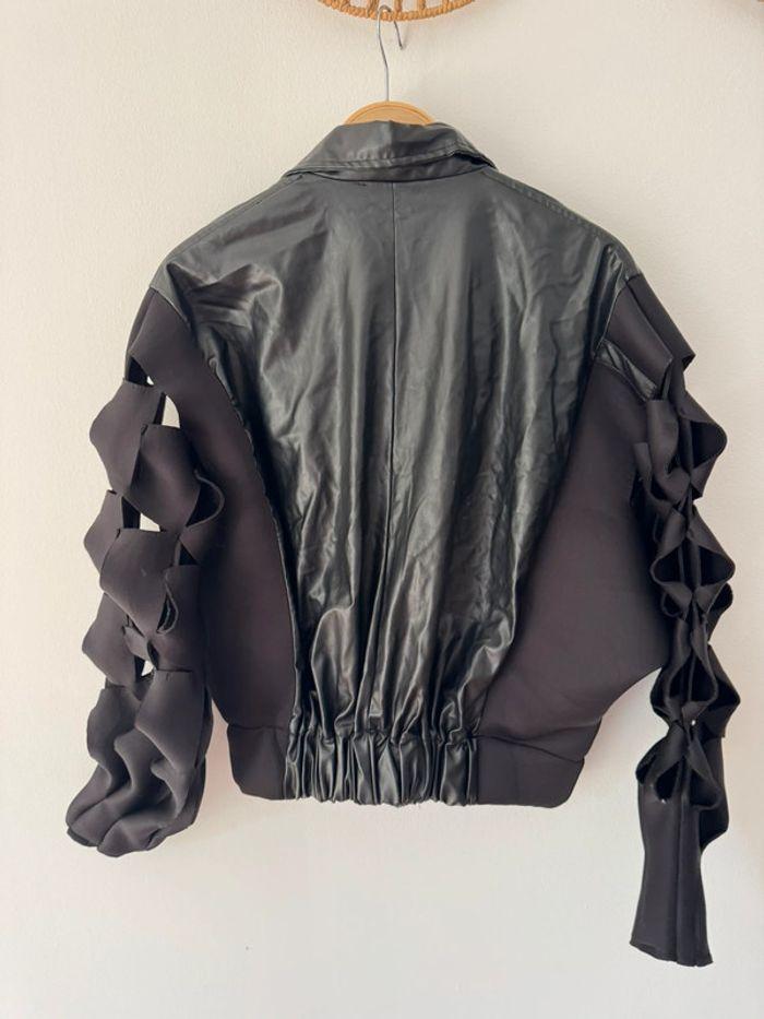 Veste unique en cuir synthétique et manches ajourées - photo numéro 10