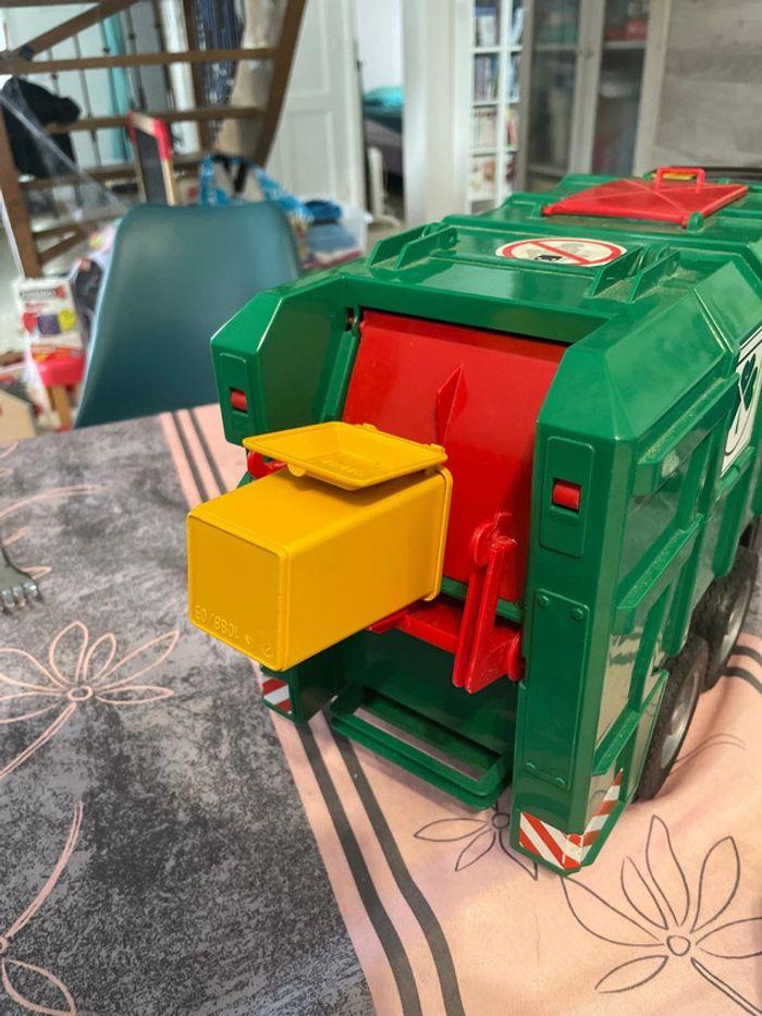 Camion poubelle bruder et ses deux poubelles - photo numéro 4