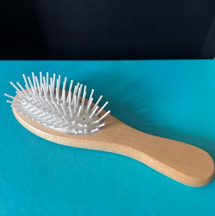 Lot ; anti-âge, global, Yves Rocher, boucles d’oreilles, brosse et attache - photo numéro 2