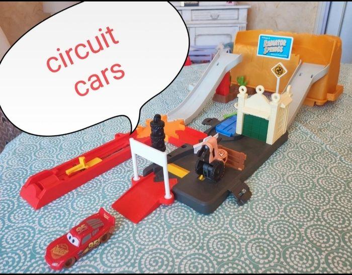 Circuit cars