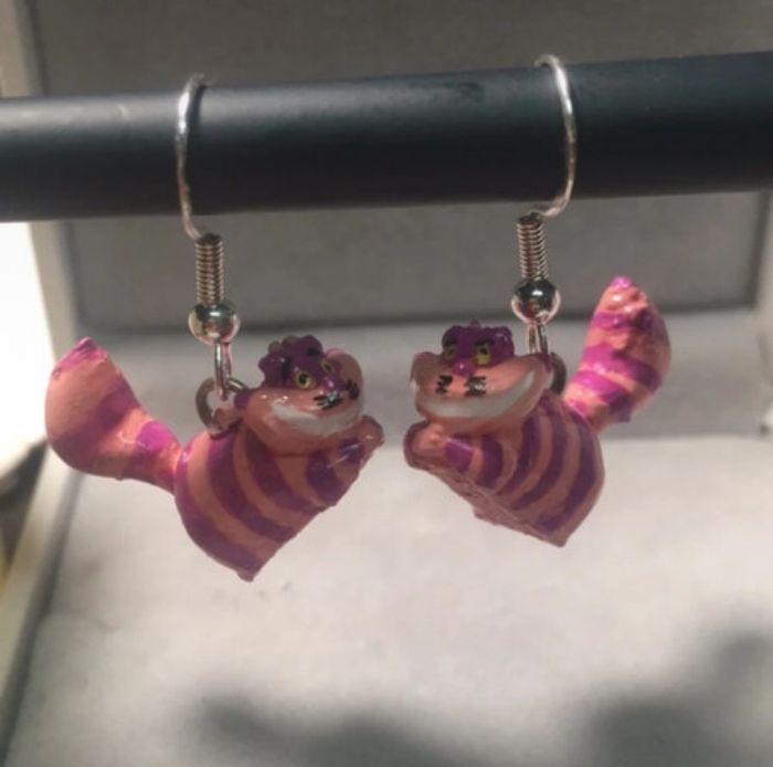 Boucles d’oreilles Le chat du Cheshire Alice aux pays des Merveilles neuves - photo numéro 5