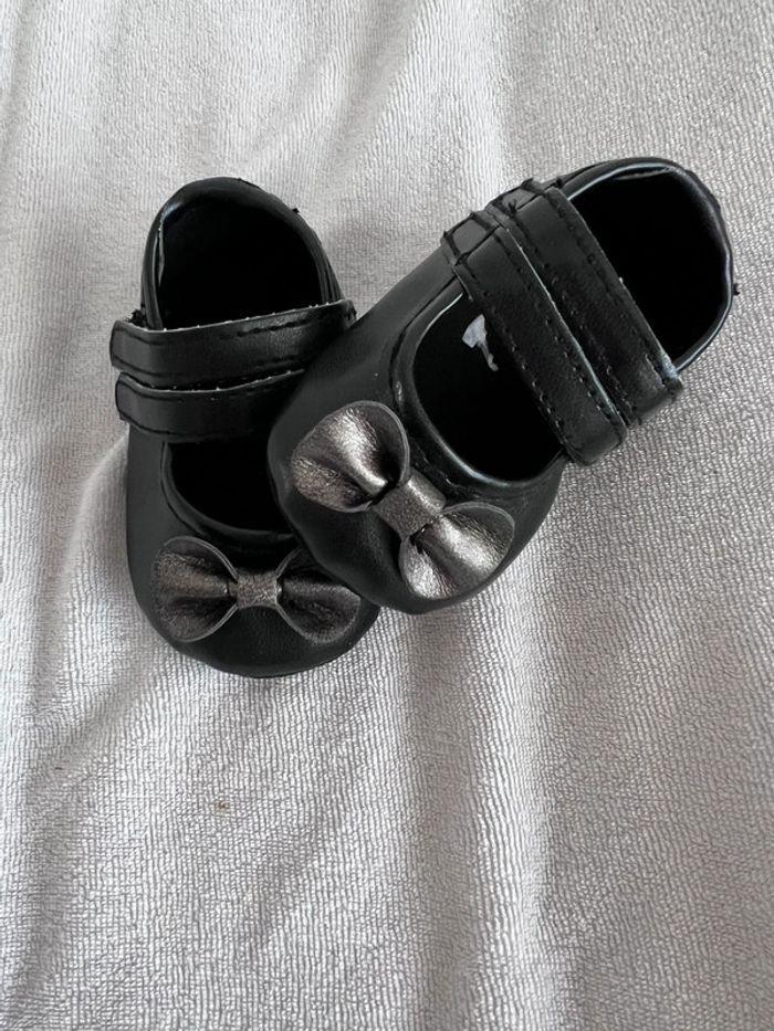 Chaussure noire bébé taille 16 - photo numéro 1