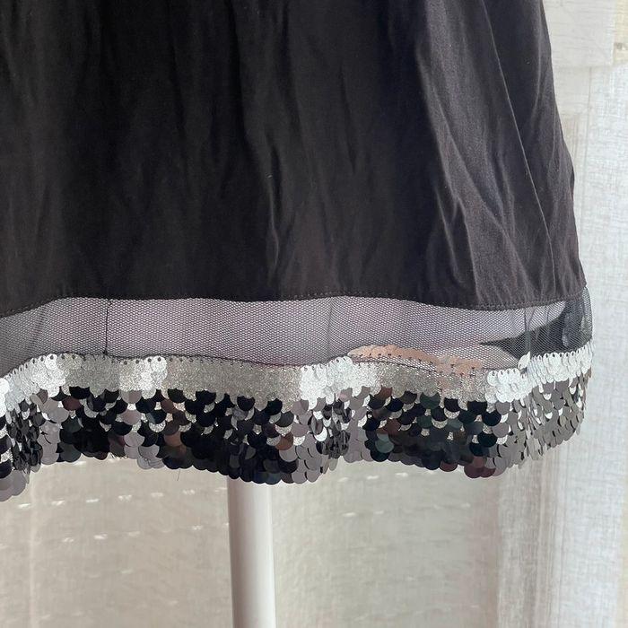 T-shirt noir avec strass en bas et sur les bras - photo numéro 2