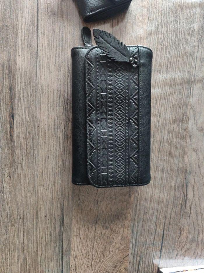 Porte feuille et porte monnaie noir cuir avec des plume désigne propre pas abîmer - photo numéro 2