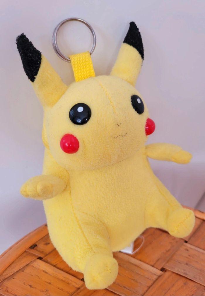 Peluche doudou Pokémon Pikachu 1999 Nintendo - photo numéro 1