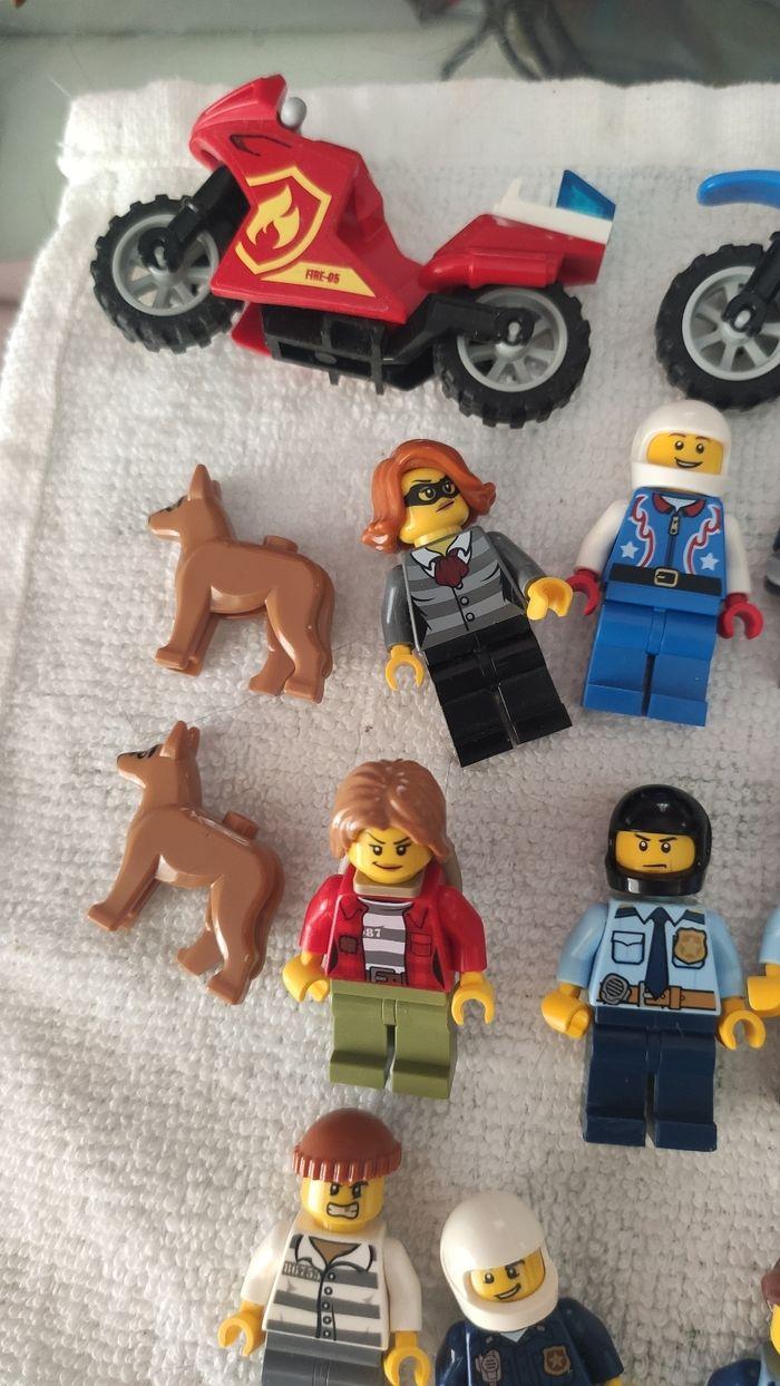 Lot Lego police voleurs figurines motos chiens accessoires tbe - photo numéro 2