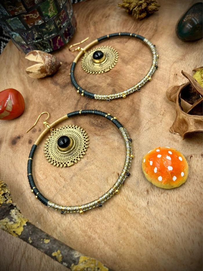 SOLDE -25% Boucles d’oreilles grosses créoles en macramé avec pierre d’Onyx - photo numéro 2