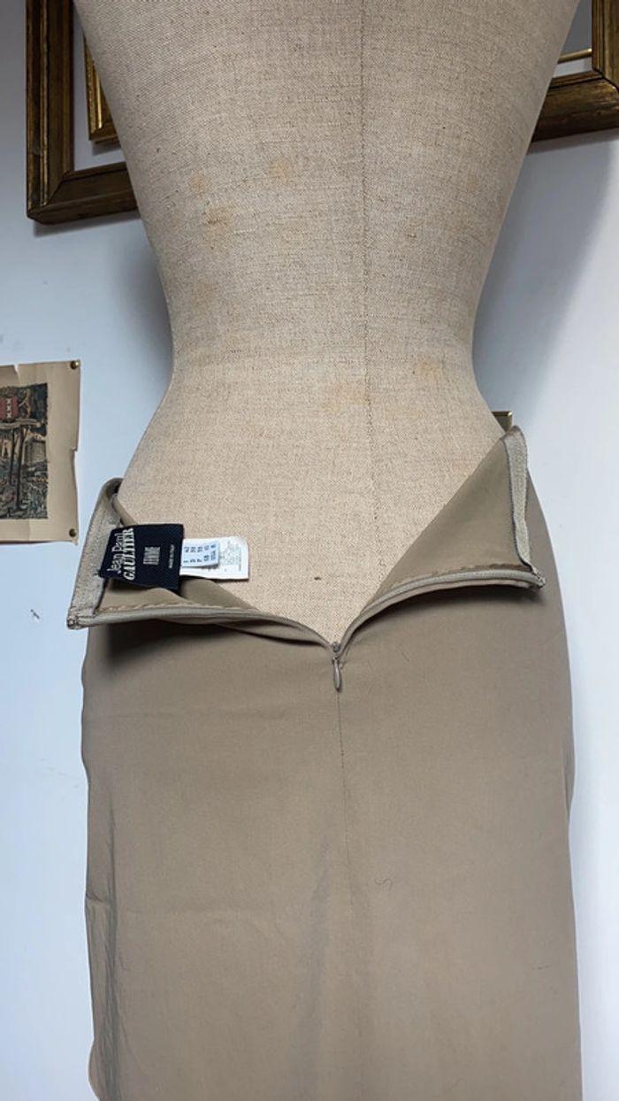 Jupe Jean Paul Gaultier beige taille 38 moulante fendue sur le côté avec froufrou taille haute - photo numéro 5