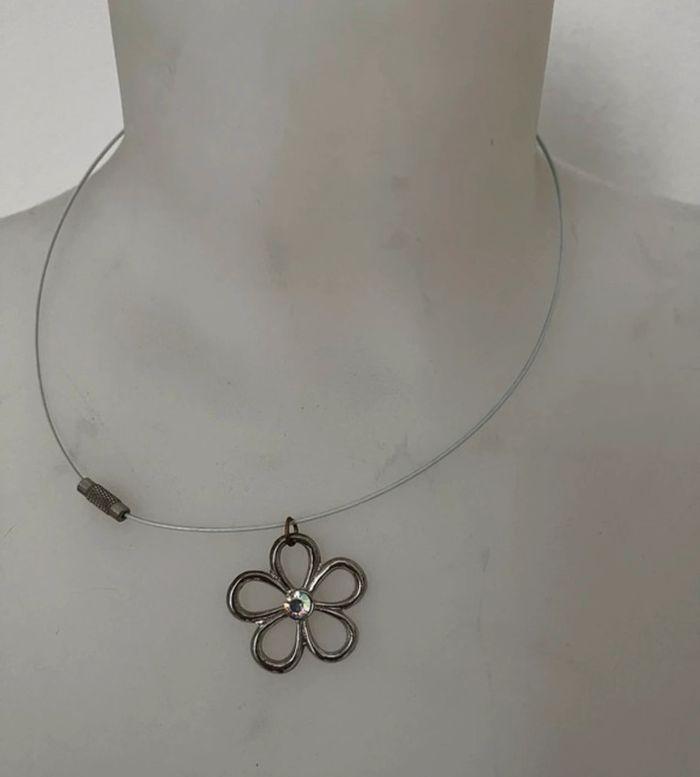 Collier rigide en fer et pendentif fleur - photo numéro 2