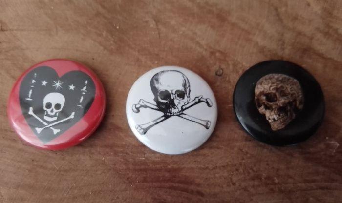 Lot de 3 badges têtes de mort - photo numéro 1