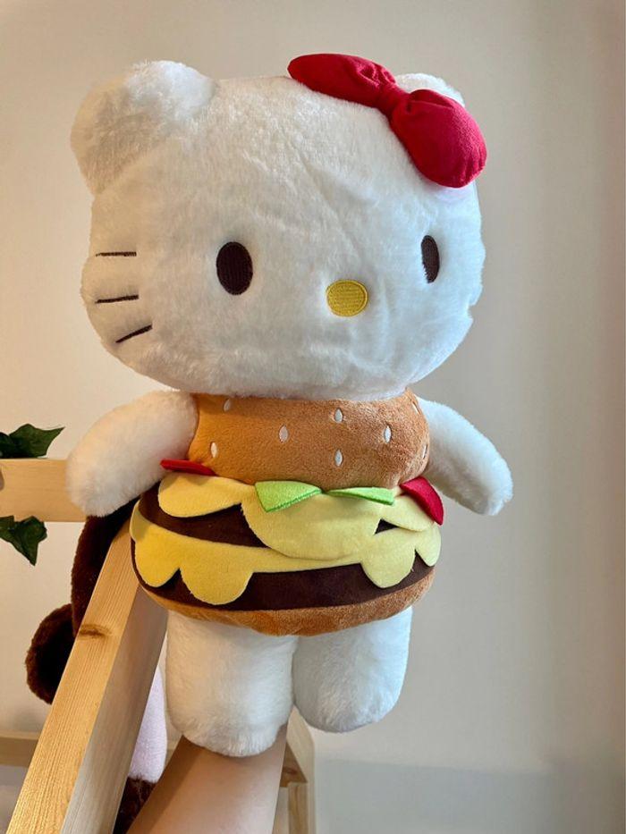 Peluche Hello Kitty déguisement Hamburger 🍔 - photo numéro 3