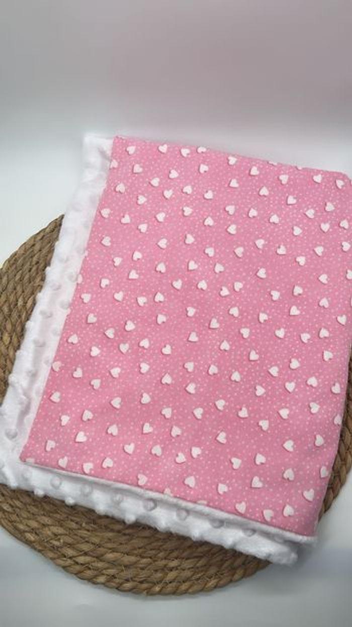 Couverture petits cœurs rose fait main