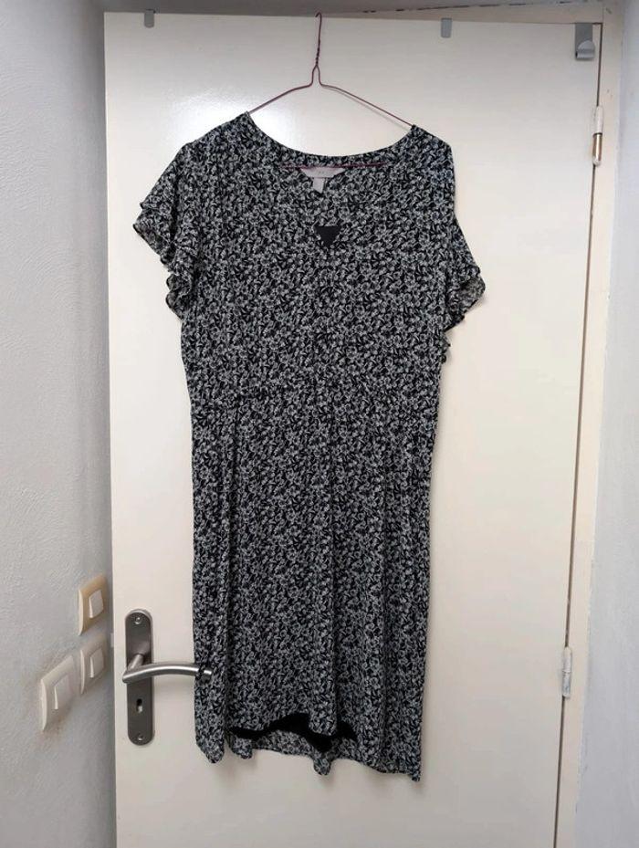 Robe noire à fleurs T.46 - photo numéro 1