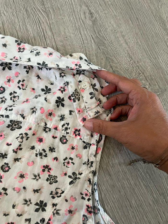 Chemise sans manches blanc à motifs fleurs rose gris noir noeud en bas Jennyfer taille M - photo numéro 5