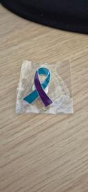 Pin's ruban bleu et violet