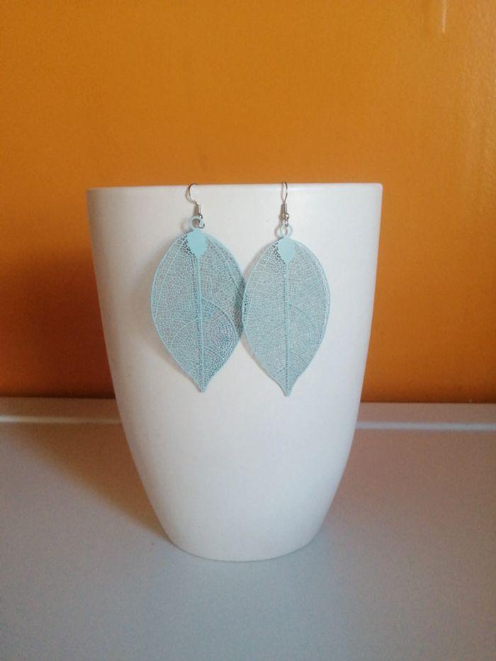 🌸Boucles d'oreilles feuilles bleu clair"Mango" 🌸 - photo numéro 1