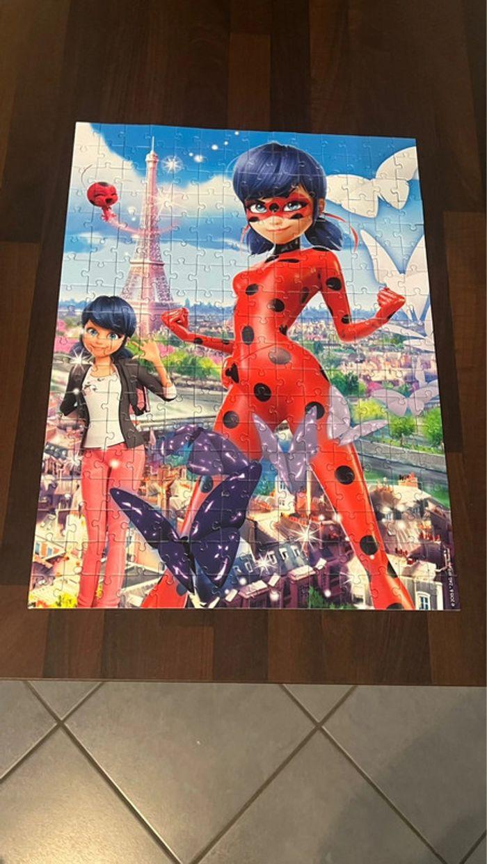 Puzzle Nathan 250 pièces  miraculous ladybug en parfait état , complet . 8 ans et + . - photo numéro 1