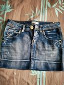 Mini jupe en jean taille 36.