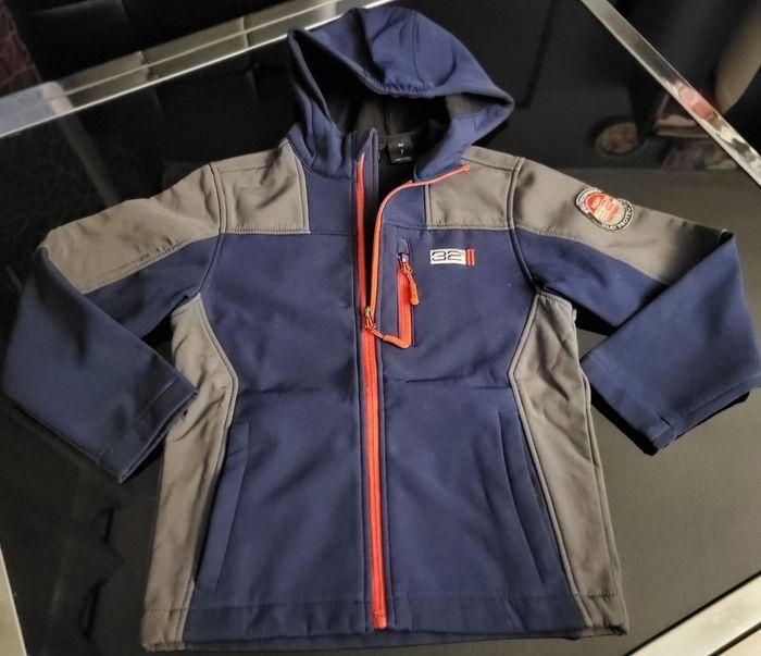 Veste 32 degree de ski bleu marque weatherproof doulure polaire noir taille 7 ans en tres bon etat , poche avec scrath, et 1 poche interieur pour le relief c'est la qualité des photos, elle est bien noir, de qualité superieur, elle tient tres chaud 🤗 - photo numéro 1