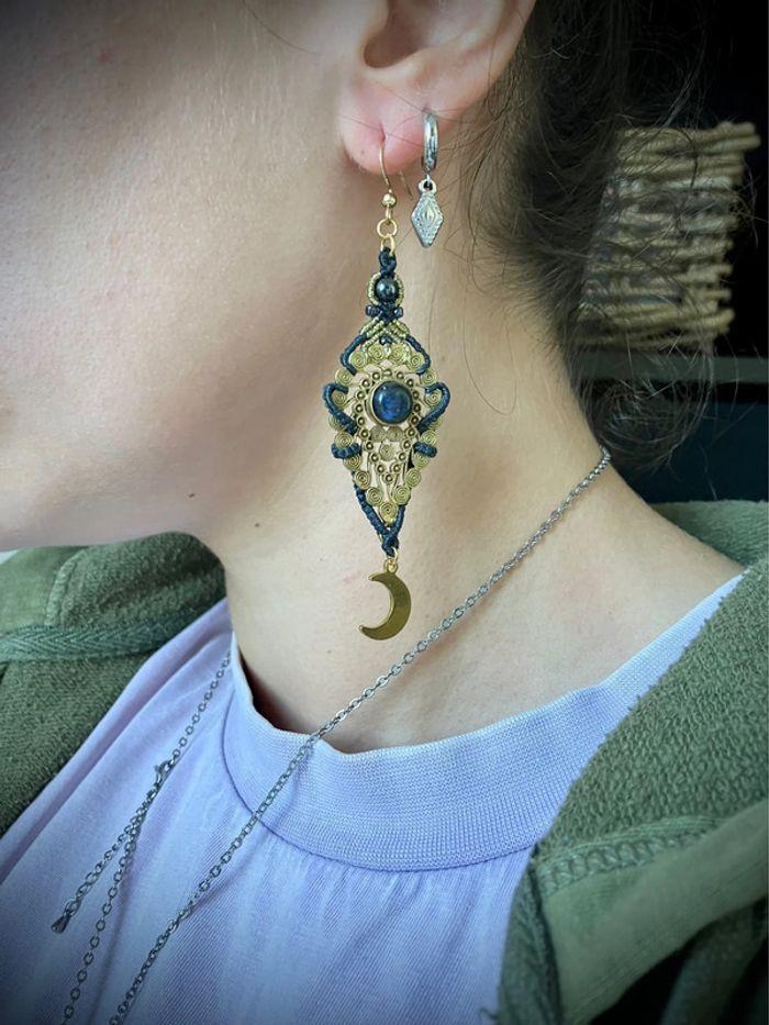 Boucles d’oreilles pendantes en macramé avec lune et pierre de Labradorite - photo numéro 5