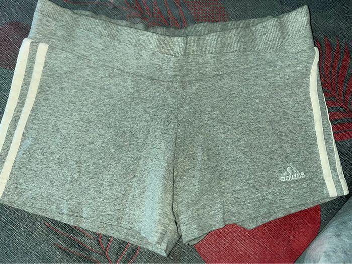 Short adidas gris taille 40 - photo numéro 1