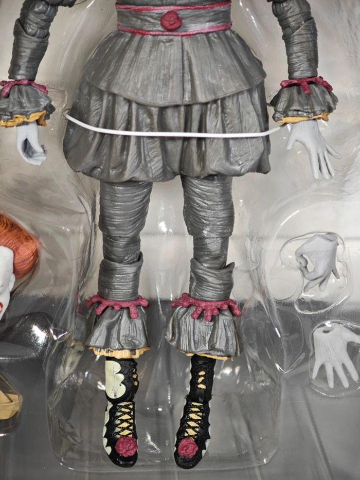 Figurine IT / Ça : Pennywise/ Gripsou 19cm neuve avec boîte - photo numéro 13