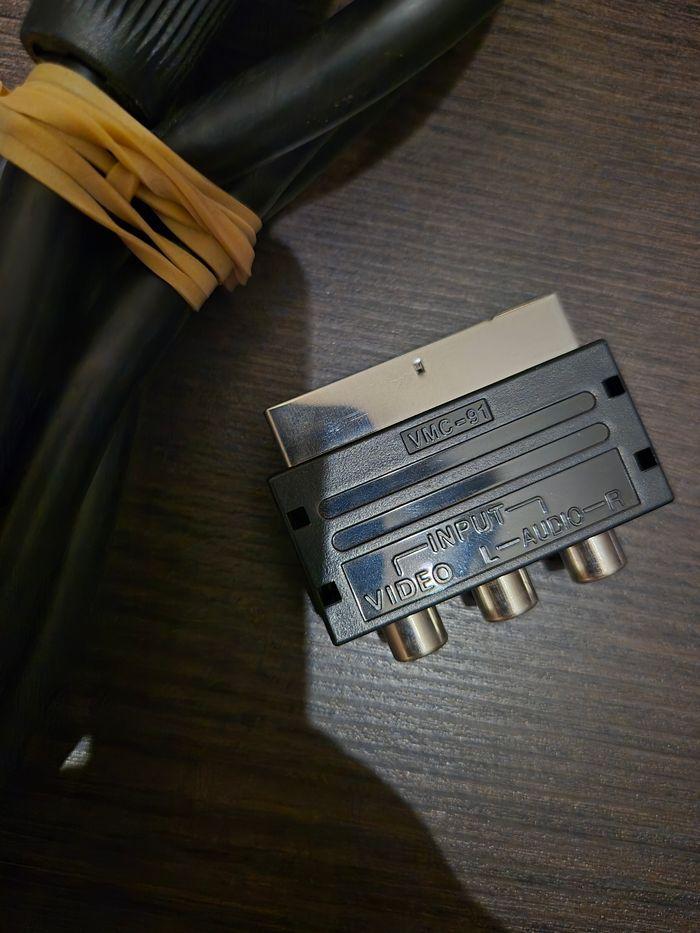 Lot : adaptateur audio vidéo et péritel - photo numéro 1