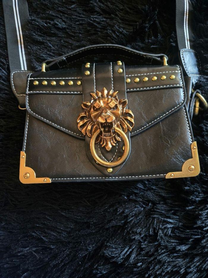 Sac noir avec tête de lion doré - photo numéro 1