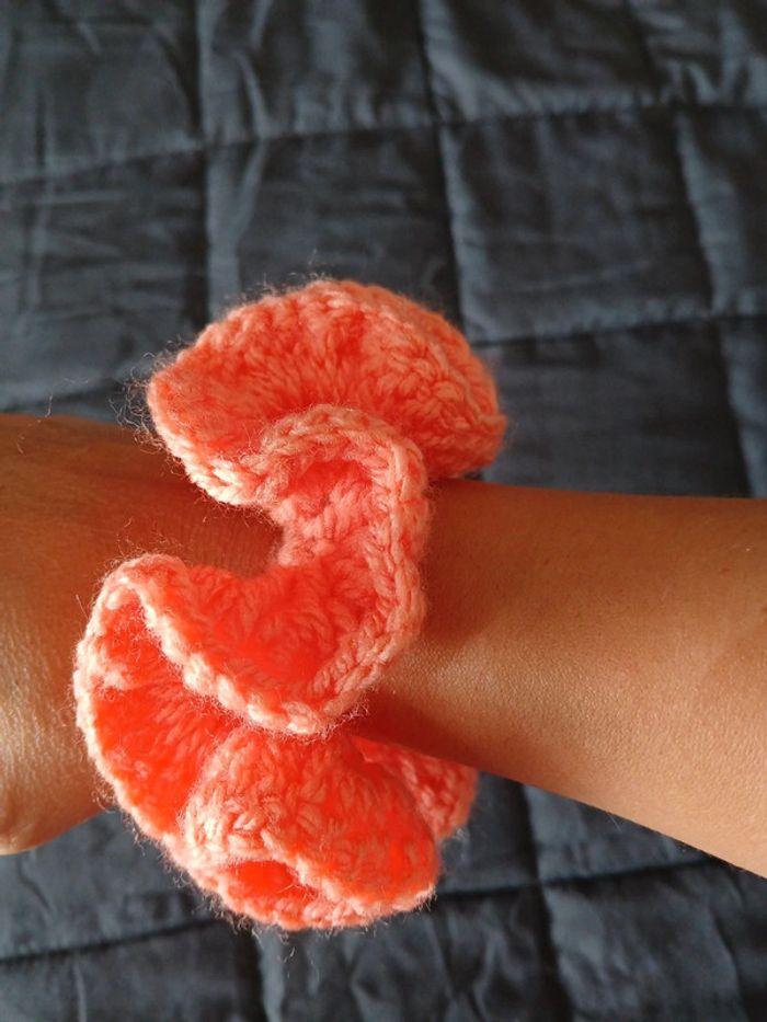 Chouchou au crochet, couleur corail, très beau. - photo numéro 1