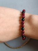 Joli bracelet en perles noires et pierres bordeaux