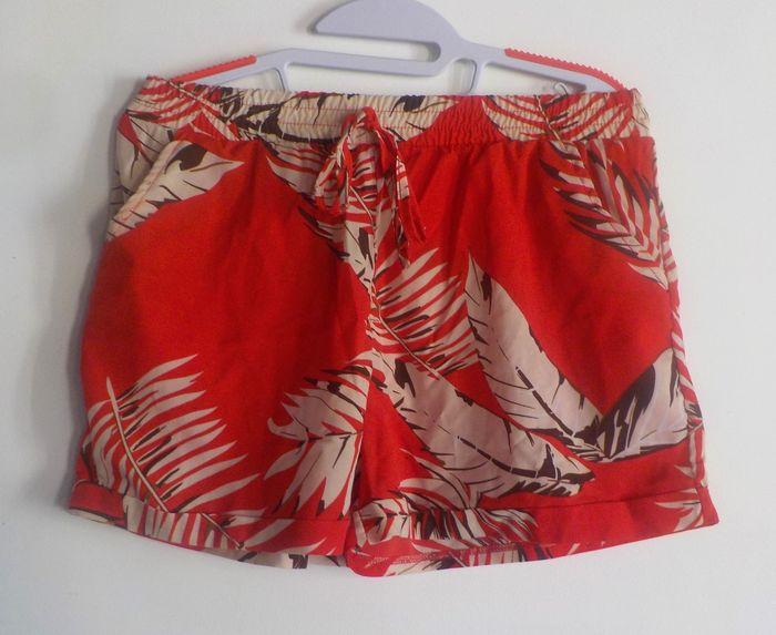 SHORT FEMME ROUGE DESSIN FEUILLES BEIGES ET MARRONS - photo numéro 1