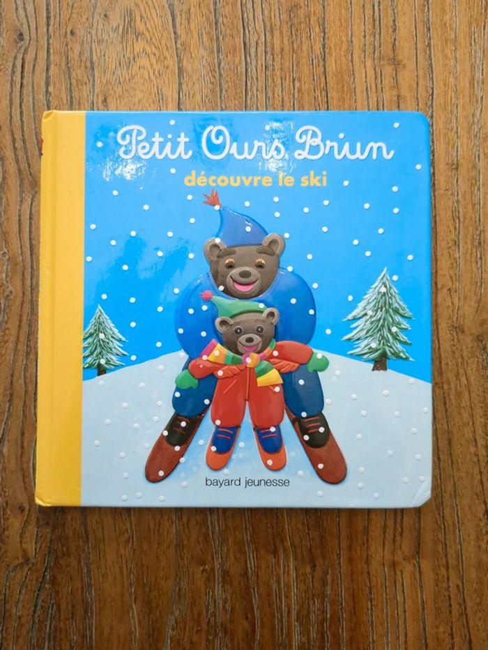 Petit ours brun découvre le ski - photo numéro 1