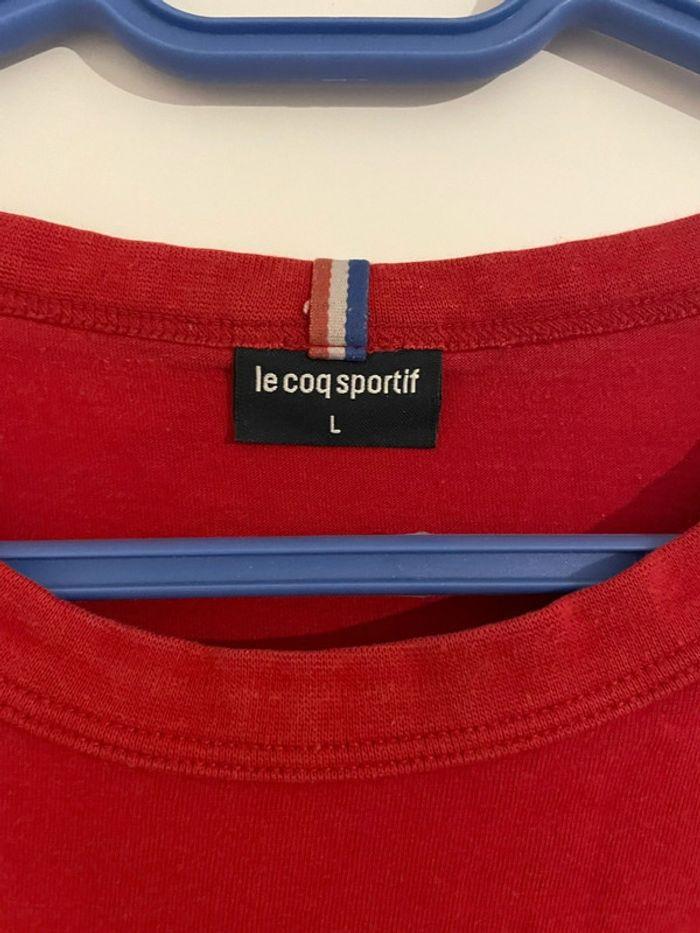 T-shirt à manche courte col rond rouge bande blanc et bleu côté le coq sportif taille L - photo numéro 3