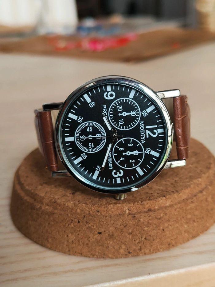 Montre homme marron, cadran noir, style auto - photo numéro 2