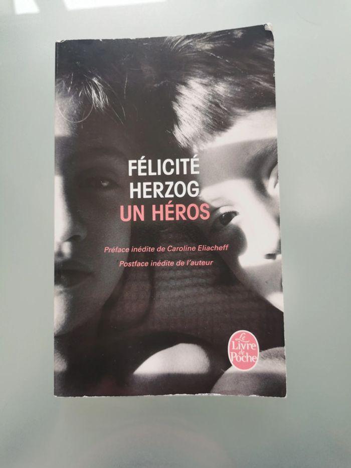 livre « un héros » - photo numéro 1