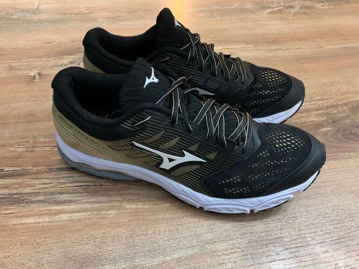 Basket Mizuno taille 44. - photo numéro 4