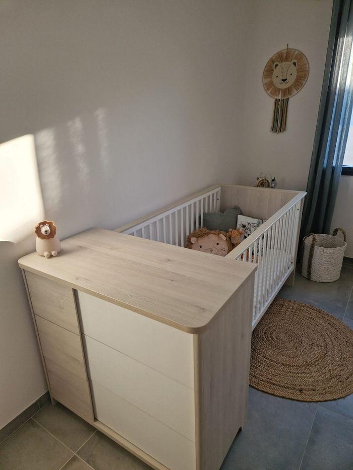 Chambre bébé lit + commode + plan à langer - photo numéro 4