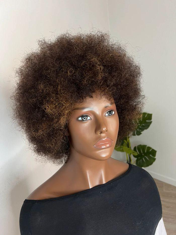 Belle perruque afro avec reflet blond - photo numéro 3