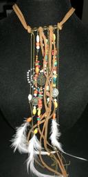 Collier fantaisie perles, plumes, pièces et cuir