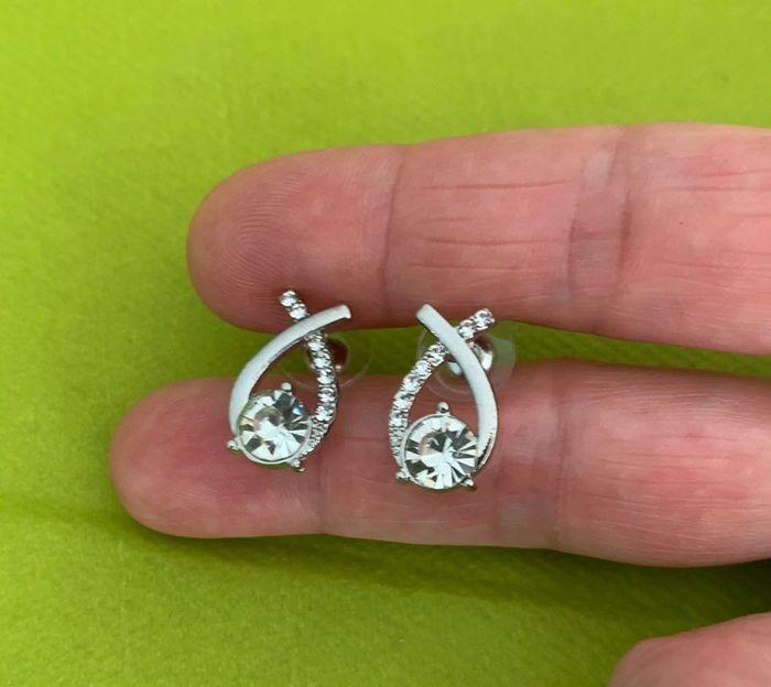 Très belle paire de boucles d’oreilles strass en alliage argenté - photo numéro 3