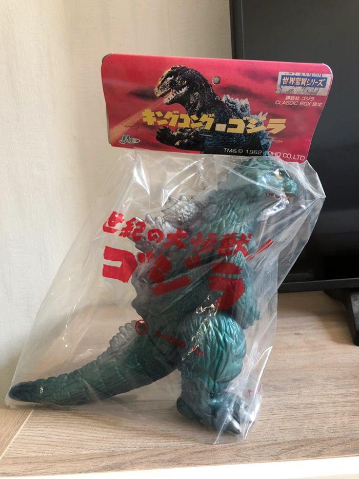 2002 M1-GO Classic box excusive 1962 godzilla vinyl - photo numéro 1