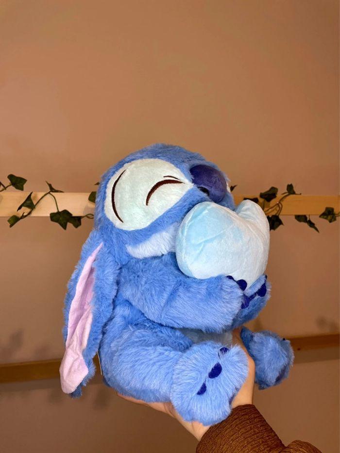 Peluche Disney Stitch avec un Coeur 🩵 - photo numéro 1