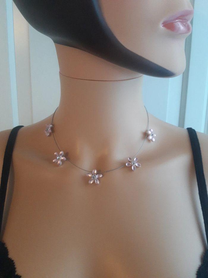 Collier fin et argenté avec des petites fleurs roses - photo numéro 2