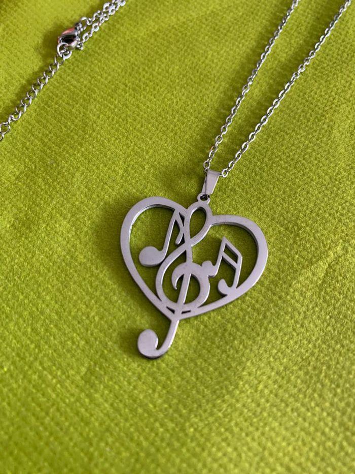 Beau collier pendentif coeur musical / clé de sol / note de musique en acier inoxydable argenté - photo numéro 4