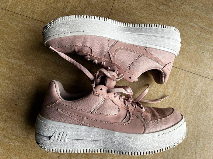 Nike air force one rose très bon état 38,5 - photo numéro 2