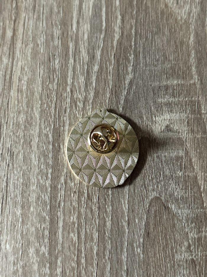 Broche/pin château Poudlard couleur dorée, état neuf/new, jamais utilisé, Harry Potter - photo numéro 2