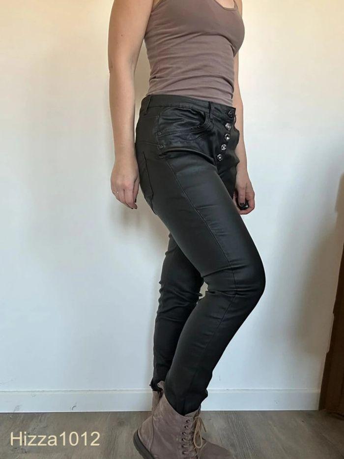 Pantalon slim huilé noir Place du Jour - Chic & Tendance, Taille 38, Très bon état 💖 - photo numéro 1